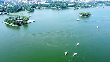 4k航拍大明湖里的游船视频的预览图